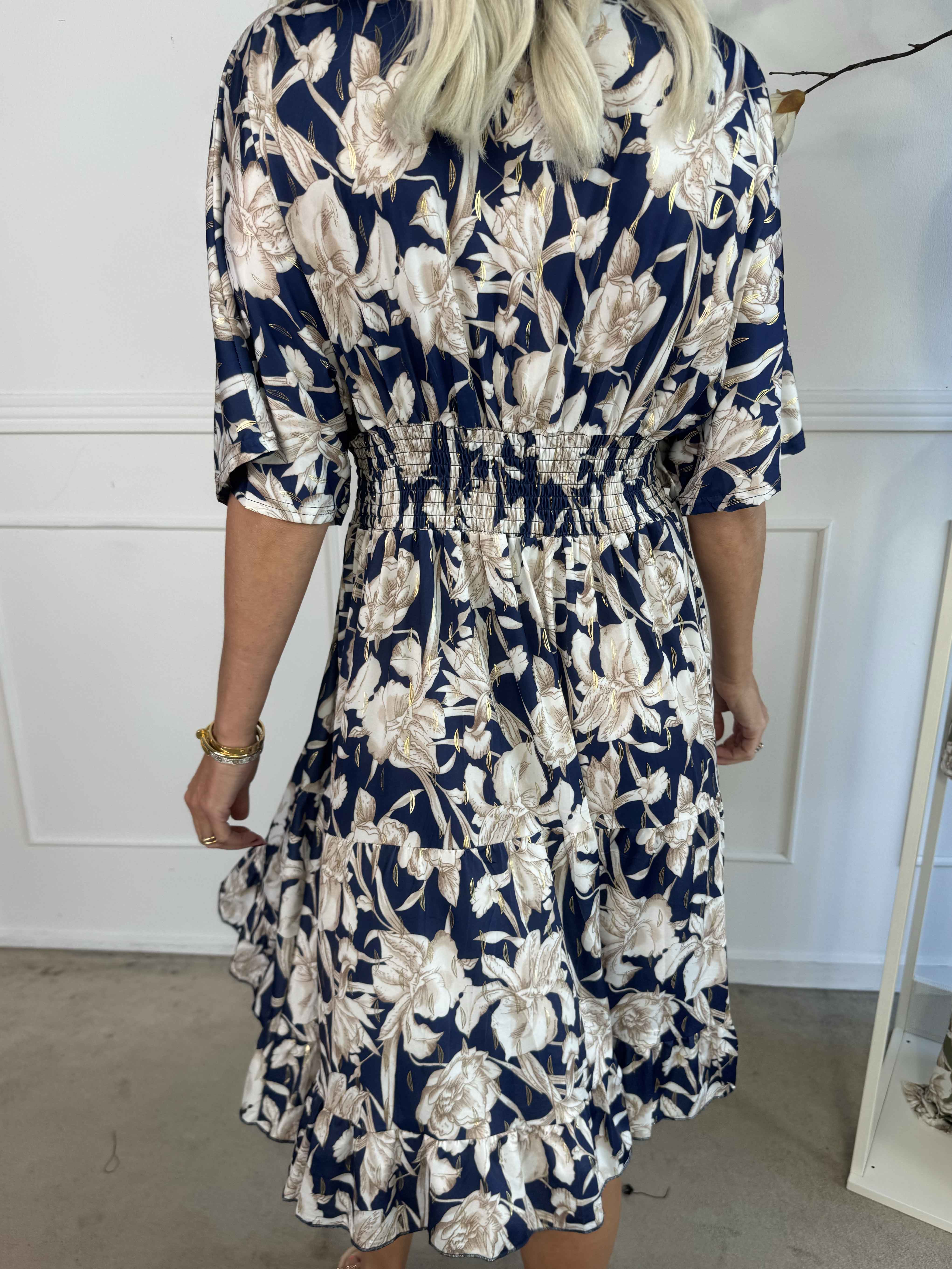 Angela - Elastisk kjole med elegante flæselag i skørtet